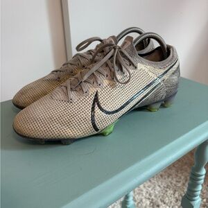 Nike Mercurial Vapor 360 Soccer Cleats in sand/gray, size 8, fair condition